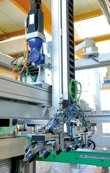 Bild 3: Die dynamischen und präzisen Linearachsen sorgen für Tempo beim Ablegen der Bauteile. Bild: Josef Vogt (Archiv: Vogel Business Media)