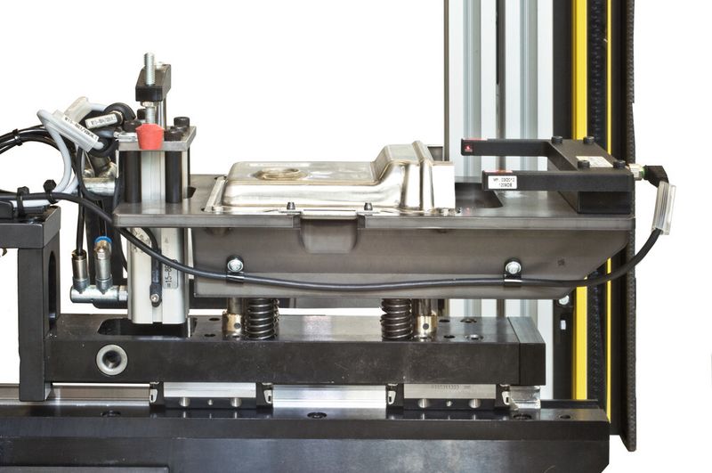 Auf dem Pressentisch installierter Schiebetisch mit Werkstückaufnahme zum Einschieben der zu clinchenden Elektronikbox aus Aluminium. (Bild: Tox Pressotechnik)