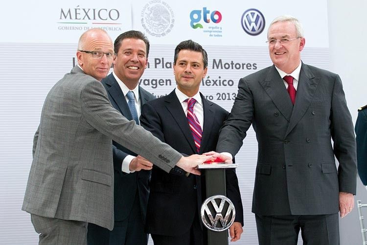 Werkleiter Andreas-Klinge; der Gouverneur des Bundesstaates Guanajuato, Miguel Marquez; Mexikos Präsident Enrique Pena Nieto und Volkswagen-Vorstandsvorsitzender Martin Winterkorn (v.l.) drücken den symbolischen Startknopf für die Volkswagen-Motorenfertigung in Silao/Mexiko. (Foto: Volkswagen)