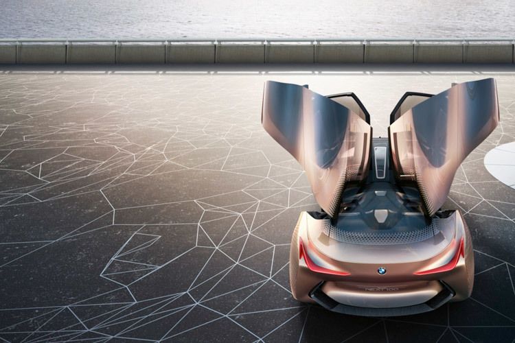Vision Next 100 heißt der schnittige Flitzer und ist eines von vier Concept Cars, die der Autobauer im Jubiläumsjahr zeigen will und die einen Blick in die Zukunft der vier Kernmarken des Konzerns erlauben sollen. (Foto: BMW)