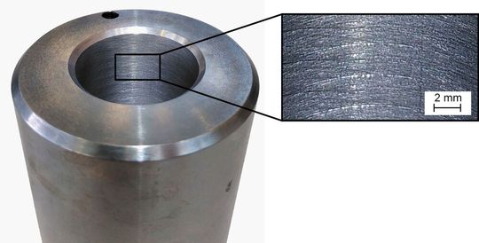 Bild 3: Dorngehonte Werkstückoberfläche ohne Einsatz von KSS. Die erreichte Oberfläche ähnelt der von langhub-innenrundgehonten Werkstücken.(Bild:  TU Berlin)