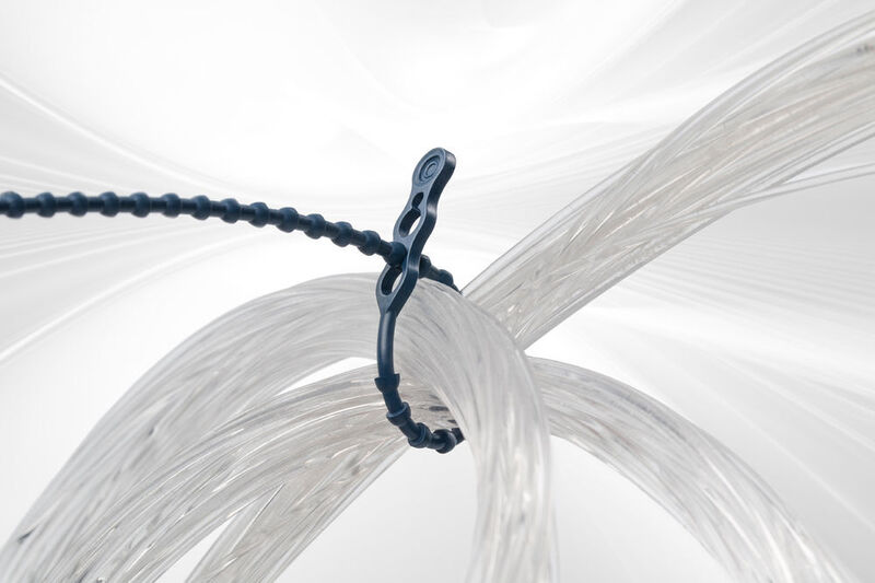 Hier haben wir ein besonders pfiffiges Exemplar von Blitzbinder. Er besteht auch aus Polyethylen, ist aber mit Eisenoxid additiviert worden, sodass man ihn mit Metalldetektoren oder Röntgenstrahlen zuverlässig erkennt. (Allplastik)