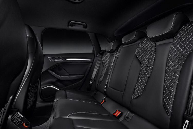 Und auch im Fond finden Mitfahrer genügend Platz. (Foto: Audi)