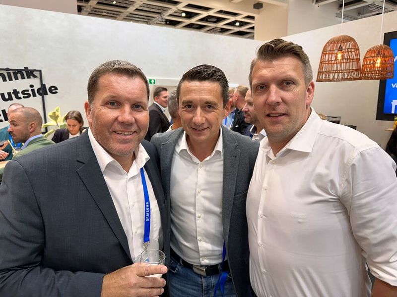 (v. l.) Harald Krekeler und Markus Becker (Samsung) mit Christoph Steinmetz (MEDION) bleiben auch noch auf ein Feierabendgetränk bei der Brodos. (Bild: Vogel IT- Medien )