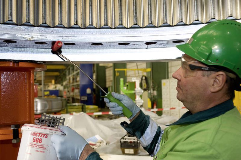 Bei der Montage des Hauptantriebs werden verschiedene Getriebeteile miteinander verklebt und verschraubt. (Archiv: Vogel Business Media)