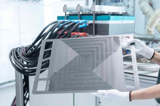 Die grafitische Bipolarplatte besitzt eine aktive Fläche von 1.300 cm². (Bild:  ZSW, Elvira Eberhardt)