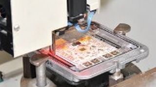 Der sogenannte „Bonder“ schweißt hauchdünne Alurdrähte auf Platinen auf und verbindet sie so z. B. mit Steckkontakten. (Foto: Dominsky)