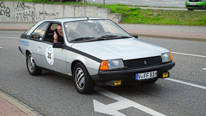 Daumen hoch! Obermeister Michael Schneider und Innungsgeschäftsführer Uwe Schmidt im Renault Fuego der Kfz-Innung Sachsen West/Chemnitz. (Bild: Zietz/»kfz-betrieb«)
