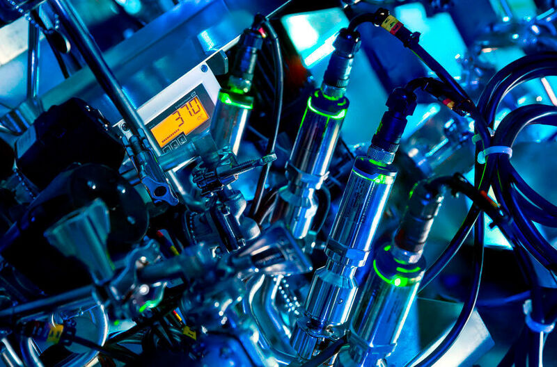 Erster industrieller Gassensor ausgezeichnet 

Der diesjährige AMA Innovationspreis geht an einen neuartigen Gassensor von Bosch, der im industriellen Maßstab und für die Massenproduktion so bisher nicht möglich war; sowie an das selbstkalibrierende Thermometer von Endress+Hauser.
 Zum Artikel
 (Endress+Hauser)