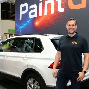 Die Anlage Paint Go führt schienengesteuert einen Lackierroboter um das Fahrzeug und kann an jedem Bereich Lackmaterial applizieren, erklärt Geschäftsführer Deutschland Bodo Büscher.(Bild:  Jürgen Klasing)