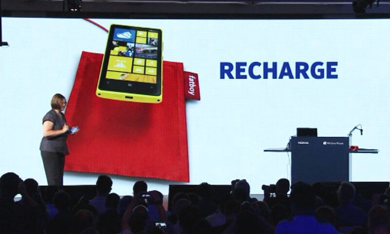 Auf diesem Kissen werden die Akkus der neuen Lumia-Modelle drahtlos mit Strom versorgt. (Archiv: Vogel Business Media)