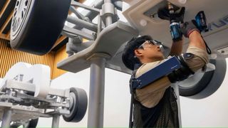 Der tragbare Roboter X-ble Shoulder reduziert die Schulterbelastung am Arbeitsplatz und senkt die Aktivität der vorderen Deltamuskeln. (Bild: Hyundai Motor )