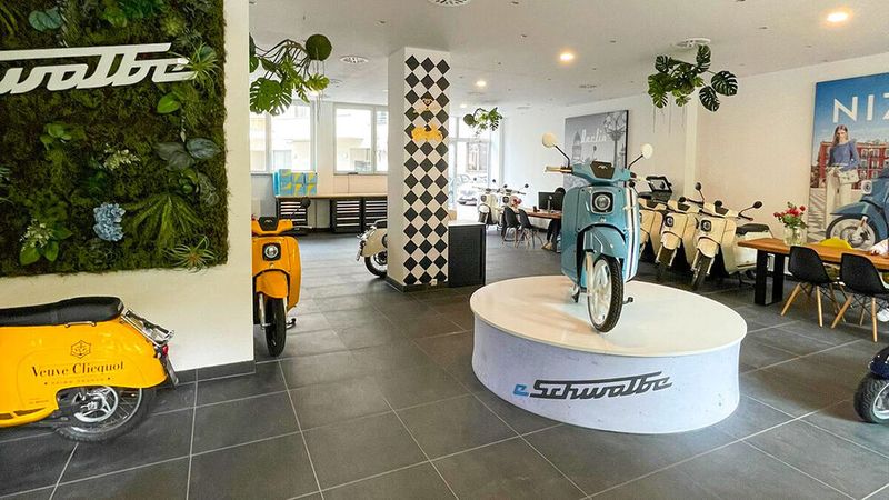 Interessierte Vertriebspartner können am Berliner Ku'damm den E-Schwalbe-Pop-up-Store der Autohausgruppe Gotthard König in Augenschein nehmen.(Bild:  Autohaus Gotthard König)