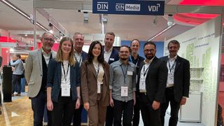 Vertreter des Konsortiums für die DIN SPEC 9155 auf der BIM World Munich 2024. V.l.n.r.: Oliver John, Plandata, Sharina Alves, Jade-Hochschule, Dr. Christof Duvenbeck, RIB IMS, Nina Königshofer, Moocon, Malon Heideloff, Danz FM, Nikita Kretschmar, DIN, Benze Zobor, Graphisoft, Mahmut Tümkaya, CAFM-Ring/ Piepenbrock, Dr. Thomas Liebich, Building Smart/AEC3.  (Bild: RIB IMS)