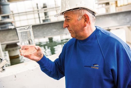 Das bei der Schlammbehandlung abgetrennte Wasser kann z. B. als Speisewasser für Kühltürme wiederverwendet werden. Das bei der Schlammbehandlung abgetrennte Wasser kann z. B. als Speisewasser für Kühltürme wiederverwendet werden.