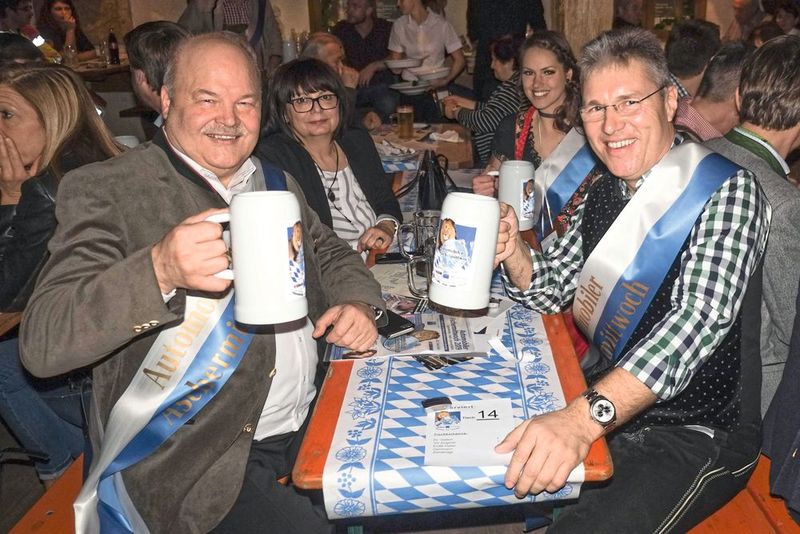 Prosit: Albert Vetterl (li.), Präsident des Kfz-Gewerbes Bayern, und Rudolf Angerer, stellvertretender Landesinnungsmeister Kfz-Gewerbe Bayern. (Bild: Zietz/»kfz-betrieb«)