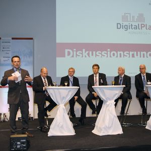 Hochkarätig besetzt: die Podiumsdiskussion am Ende des ersten Tages. Moderator Prof. Leon Urbas (v. l.) mit den Teilnehmern Dr. Sven Kleiner (EM Engineering), Heiner Temmen (Evonik), Ralph-Harry Klaer (BTS), Ralph Rösberg (Rösberg Engineering), Jan Rougoor (Siemens), Volker Siegelin (Bentley) und Dieter Hoffmann (Planting)