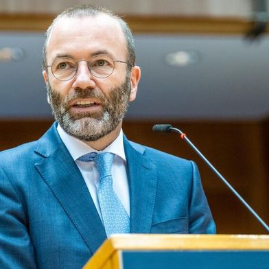 Manfred Weber, Vorsitzender der EVP-Fraktion, hat das Aus des Verbrenner-Aus angekündigt. (Bild: EVP-Fraktion)