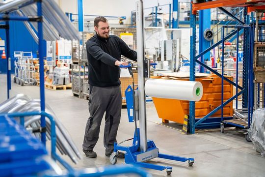 Da der neue „lift2move selective“ mit zehn verschiedenen Lastaufnahmen bestückt werden kann, lässt er sich auf eine Vielzahl handhabungstechnischer Aufgaben abstimmen.(Bild:  Expresso)