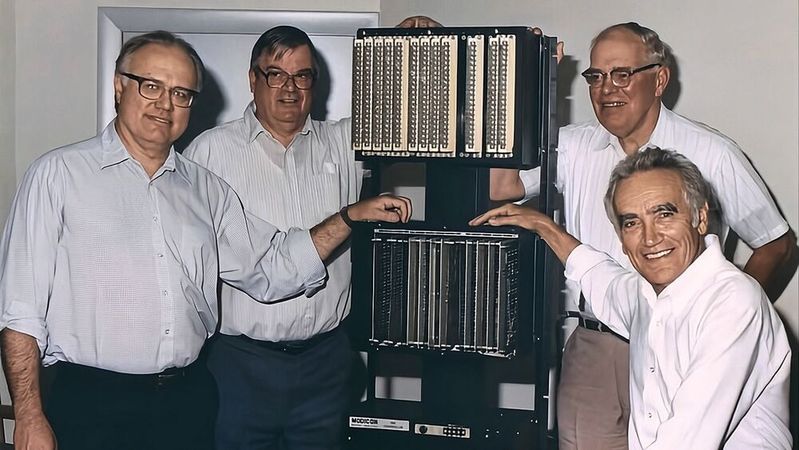 Die Pioniere der digitalen Relaislogik: Das Entwicklerteam um Richard „Dick“ Morley (im Bild ganz links) mit einem frühen Modell der Modicon 084. Ihre Entscheidung für den visuellen Kontaktplan sicherte der neuen Technologie die Akzeptanz in den Werkhallen.(Bild:  Schneider Electric)