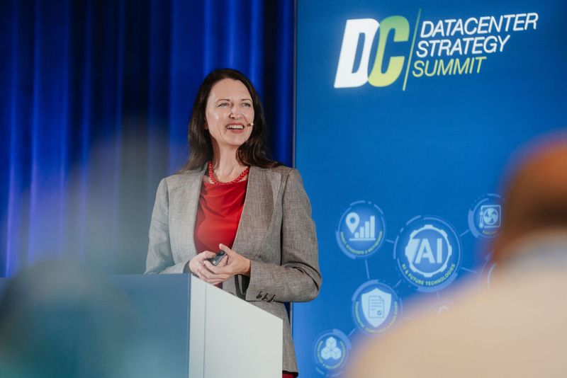 Prof. Dr. Helena Liebelt, Leiterin Institut für Zukunftstechnologien, leitete mit ihrer Keynote den Themenschwerpunkt KI & neue Technologien ein. (Bild: Vogel IT-Akademie)