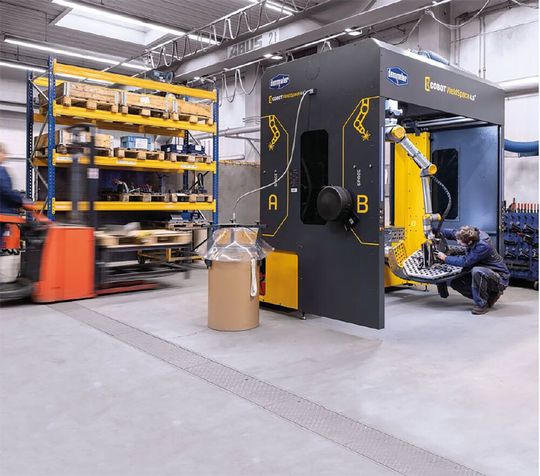 Schulz Fördersysteme setzt beim automatisierten Schweißen auf den Cobot Weld Space 4.0 von Demmeler. Der Cobot ist leicht und intuitiv zu bedienen. Schulz Fördersysteme setzt beim automatisierten Schweißen auf den Cobot Weld Space 4.0 von Demmeler. Der Cobot ist leicht und intuitiv zu bedienen.
