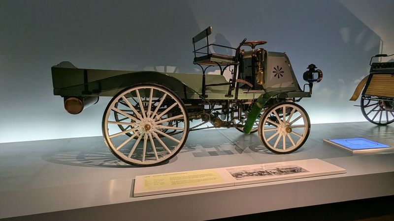 Erster Transporter: Die Daimler Motoren Gesellschaft entwickelt ihre Nutzfahrzeuge laufend weiter. Dieses wird 1899 gebaut, zwei Jahre nach der Premiere der Typenfamilie. Der Motor-Geschäftswagen ist für 500 Kilogramm Nutzlast ausgelegt. Er wird von einem 4,1 kW (5,6 PS) starken Zweizylindermotor mit 1.527 Kubikzentimeter Hubraum angetrieben. Die Höchstgeschwindigkeit liegt bei 16 km/h. (Bild: Dominsky – VCG)