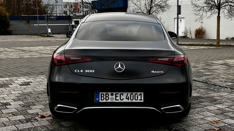 2. Ist er ein Sportwagen? Dynamisches Design trifft auf ein hochentwickeltes Fahrwerk, leistungsstarke Motoren und wahlweise Heck- oder Allradantrieb. Trotzdem fährt sich der CLE eher wie eine gut motorisierte Limousine als ein echter Sportwagen. Gewicht und Abmessungen sprechen gegen die Hatz auf kurvenreichen Bergrennstrecken. Auch ... (Bild: Simon – VCG)