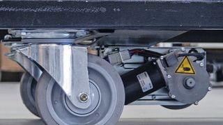 Einen Transportwagen mit der elektrischen Anfahrhilfe „e-     drive“ können Messebesucher am Stand von Tente-Rollen in der Fahrpraxis erproben. (Tente)