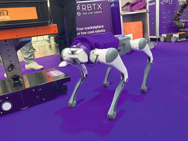 Was kostet ein kleiner Laufroboter? Am Igus-Stand war ein günstiges Exemplar für 5590 Euro zu sehen. (Bild: dm/VCG)