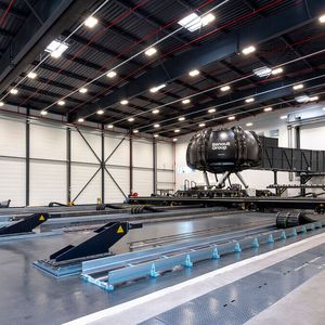 Der Simualtor befindet sich in einer eigens dafür eingerichteten Halle mit einer Fläche von fast 1.400 Quadratmetern.(Bild:  Autoren-Union Mobilität/Renault)