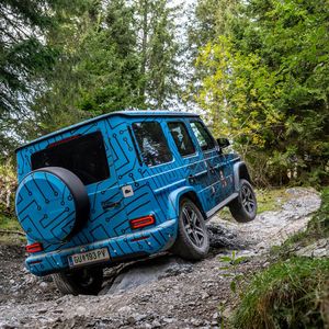 Zum Gipfel des Berges Schöckl bei Graz schlängelt sich ein steiniges Band bis auf 1.445 Meter Höhe hinauf.(Bild:  Mercedes-Benz)