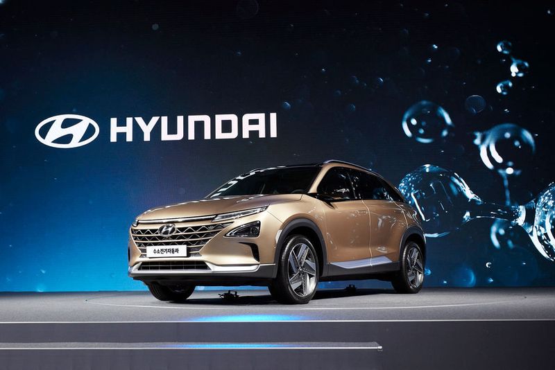 Durch die Verbesserung der Brennstoffzellenleistung, der Reduzierung des Wasserstoffverbrauchs und die Optimierung der Schlüsselkomponenten wird die Effizienz des Fahrzeugs im Vergleich zum Vorgänger, dem Hyundai ix35 Fuel Cell, deutlich verbessert.  (Hyundai)