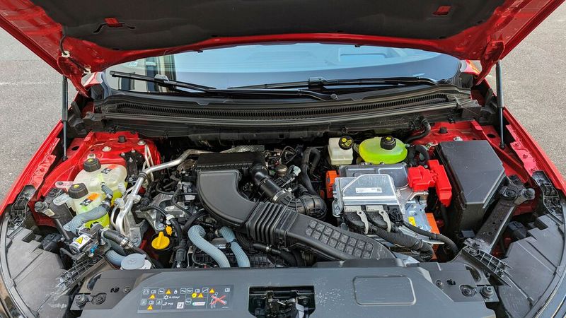 7. Der Antrieb: Die bislang stärkste Version des Renault-Vollhybridantriebs ist die einzige Motoroption für den Espace. Ein Diesel ist nicht mehr im Programm. Mit 147 kW/200 PS scheint die Leistung für das Fahrzeugformat und den angestrebten Nutzungszweck als Familienauto mehr als ausreichend zu sein. Solange man das komplexe Antriebssystem aus einem aufgeladenen 1,2-Liter-Dreizylinder, zwei E-Maschinen und vier mechanischen Gangstufen in Ruhe sein Ding machen lässt, überzeugt es mit guter Durchzugskraft, Laufruhe und akzeptablem Verbrauch. Sportliches Fahren führt hingegen zu Verwirrung im Getriebe. Dann bricht das Drehmoment gerne mal für ein paar Sekunden ein, und die Schaltvorgänge ruckeln merklich.  (Bild: Rosenow – VCG)