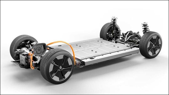 Nachdem letzte Woche von VW darüber informiert wurde, dass weltweit viele Elektroautos unterschiedlicher Typen wegen Batterieproblemen zurückgerufen werden müssen, steht jetzt die konkretere Zahl der betroffenen Fahrzeuge fest. In Deutschland sind es rund 10.000 ...(Bild:  Volkswagen)