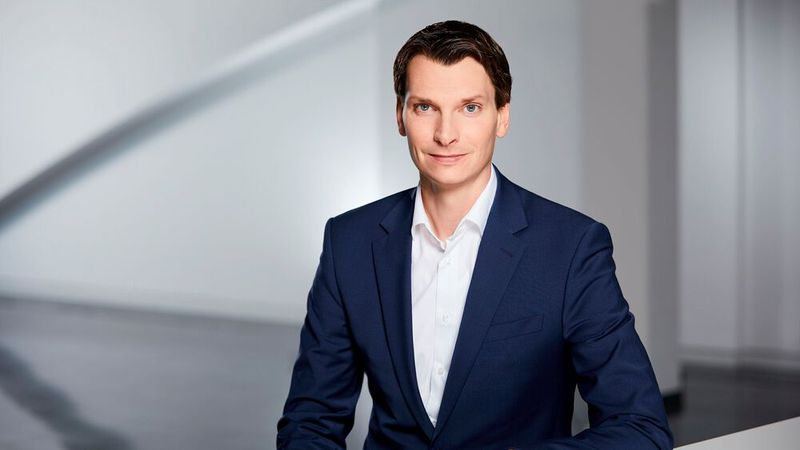 Jan-Hendrik Hülsmann, Geschäftsführer Skoda Deutschland: „Nachdem wir 2023 klar auf den fünften Platz im Markenranking in Deutschland vorgerückt sind, wollen wir mit den zahlreichen neuen Modellen, die 2024 auf den Markt kommen, unsere Position hierzulande weiter ausbauen. Die umfassend erneuerte Modellpalette mit starken Verbrenner- und Elektromodellen bietet uns beste Voraussetzungen, in einem wettbewerbsstarken Umfeld mit Skoda weiter erfolgreich zu sein.“ (Bild: Skoda)