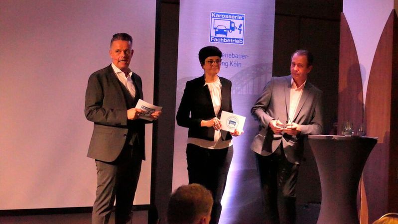 Sie führten durch die Agenda der Innungsversammlung in Köln (v. r.): Oliver Nienhaus, Obermeister der Karosseriebauerinnung Köln, Claudia Weiler, Geschäftsführerin beider Innungen, und Stefan Bäckmann, Obermeister der kfz-Innung Köln.(Bild:  Wenz - VCG)