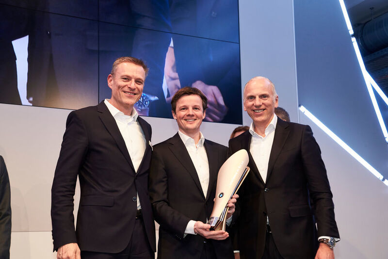 BMW-Vertriebsvorstand Pieter Nota (re.) übergab gemeinsam mit Peter van Binsbergen, Leiter Vertrieb Deutschland (li.), den Preis in der Kategorie „BMW i & BMW iPerformance“ an Bilia, Norwegen.  (BMW)