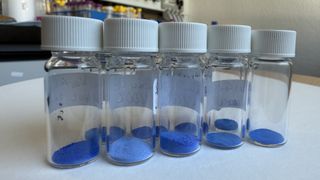 Exquisite Farbpalette: der Nanofarbstoff „Zurich Blue“ (Bild: Empa)