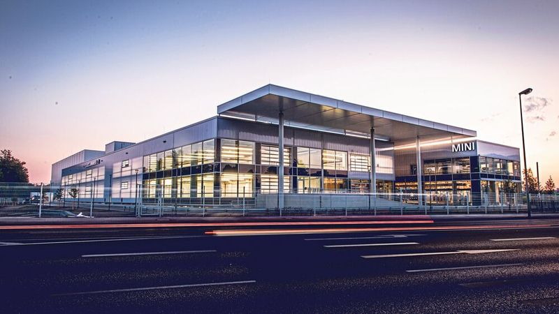 Reisacher ist langjähriger BMW- und Mini-Händler. Seit dem vergangenen Jahr gehört das chinesische Fabrikat BYD zum Portfolio der Gruppe. Für Inhaber Peter Reisacher stellt das Geschäft mit BYD nicht nur die Möglichkeit zur Expansion dar. Er will mithilfe der Marke auch viele Prozesse auf den Prüfstand stellen. (Bild: Autohaus Reisacher)