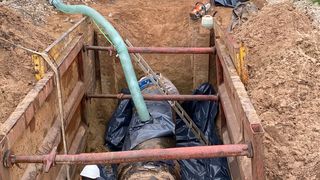 Die rot-graue Entwässerungspumpe des Typs PAS 150MF von Atlas Copco konnte kurzfristig als Miet-Aggregat herbeigeschafft werden. Sie saugt trocken an und eignete sich bestens zum Leerpumpen dieses Teilstücks einer Trinkwasser-Transportleitung. (Atlas Copco/Keil & Purkl)