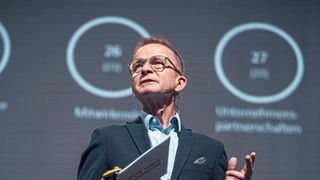 Vieles läuft derzeit in Deuschland nicht rund – nicht zuletzt die Zukunft der Automobilität wirft Fragen auf. Auf dem IfA-Branchengipfel analysierte Stefan Reindl, Direktor des IfA-Instituts, die Frage, wie sich die Potenziale der Branche (wieder) entfalten lassen. Motto: „Enfolding Potentials – Innovating the way we move“. (Bild: Lukas Jank)