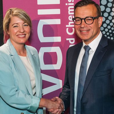 Mélanie Joly, Ministerin für Industrie und zuständig für die Wirtschaftsentwicklung in Quebec (links) und Guido Skudlarek, Leiter der Business Line Health Care bei Evonik (rechts) haben das Investment am 27. August an der Universität von British Columbia in Vancouver, Kanada, verkündet. (Bild: Evonik)