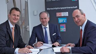 Gemeinsam bei der Vertragsunterzeichnung (v. l.): Udo Jacobasch (DB Kommunikationstechnik), Christoph Caselitz (Rittal) und Michael Schmid (DB Services).  (Bild: Rittal)