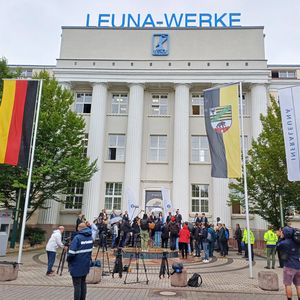 Besuch der Bundesministerin Katherina Reiche am Chemiestandort Leuna: Pressefoto vor dem Hauptgebäude am Chemiestandort Leuna(Bild:  Infraleuna)