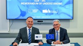 Andre Denk, EDA Chief Executive (left) and Bernard Magenhann (right), Director-General of the JRC, at the signature ceremony in Brussels
 (Source: EDA)