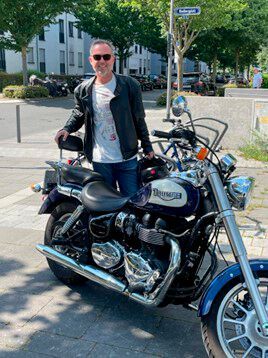 Lutz Klaus mit seinem Motorrad – der Beginn einer neuen Idee.