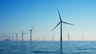 Die Konstruktion von Offshore-Windkraftanlagen ist nicht trivial: Sie müssen Wind und Wellen standhalten.  (Aveva)