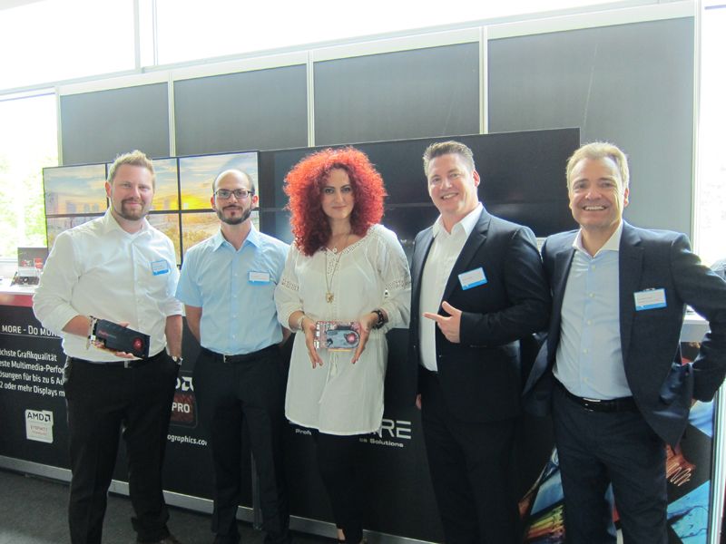 Nicht nur Besa Agaj, IT-BUSINESS, steht auf Speed, sondern auch (v. l.): Alexander Schmidt, Uli Kurzböck, Sapphire, und Robert Cajnar, AMD und Thomas Kessler, Sapphire  (Bild: IT-BUSINESS)