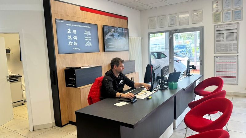Serviceberatung bei Szabo heißt: zuhören, erklären, nachfragen. Nicht, ob der Kunde zufrieden war, sondern ob er es wirklich ist.  (Bild: Schreiner – VCG)